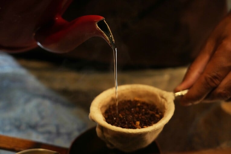 芸術を感じさせるポットからの湯のシェイプ　©Essei Hara