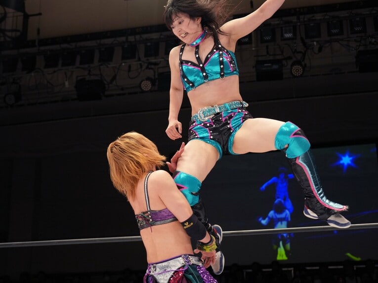 コーナーから朱里にヒザを浴びせるさくらあや　©Essei Hara