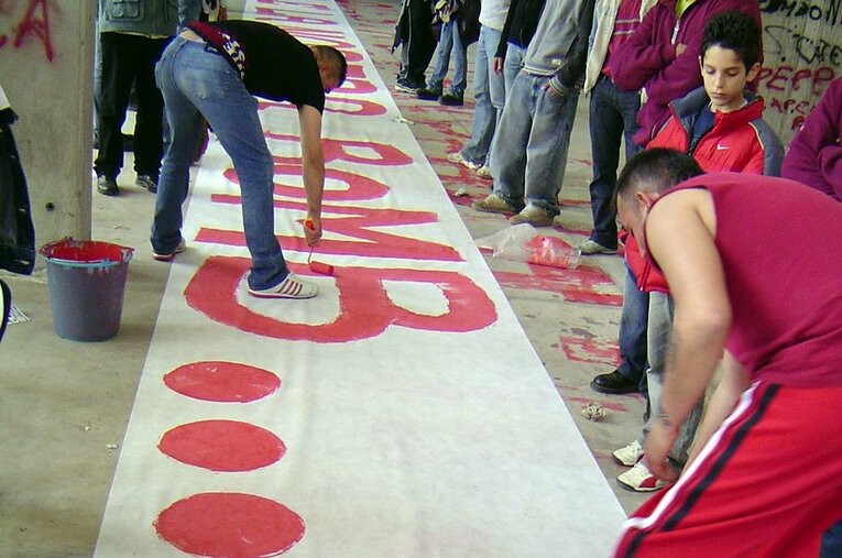 潜入写真！無法ウルトラスの実態。スタジアム内を包む炎に発煙筒……。(20) ／ photograph by Takashi Yuge