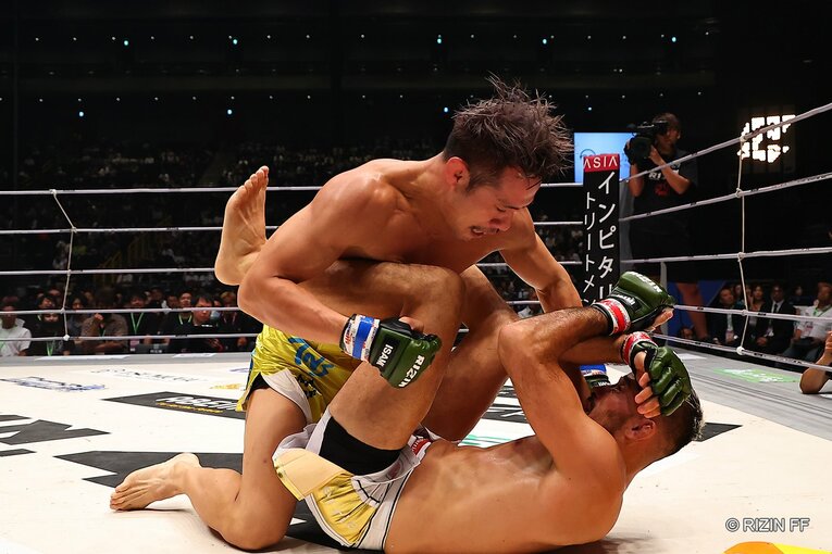 3ラウンド、トップキープでクレベルを封じる金原　©RIZIN FF