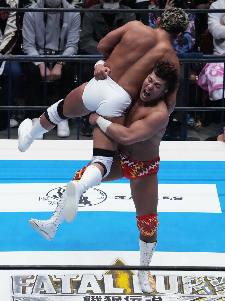 SANADAを抱え上げる上村優也　©Essei Hara