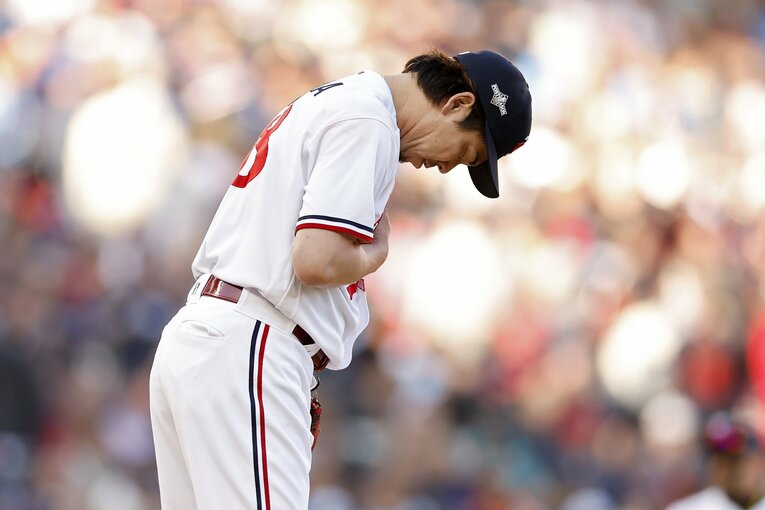 マウンド上でお辞儀をする前田。まずは今後、どのチームと契約するのか注目だ　©Getty Images