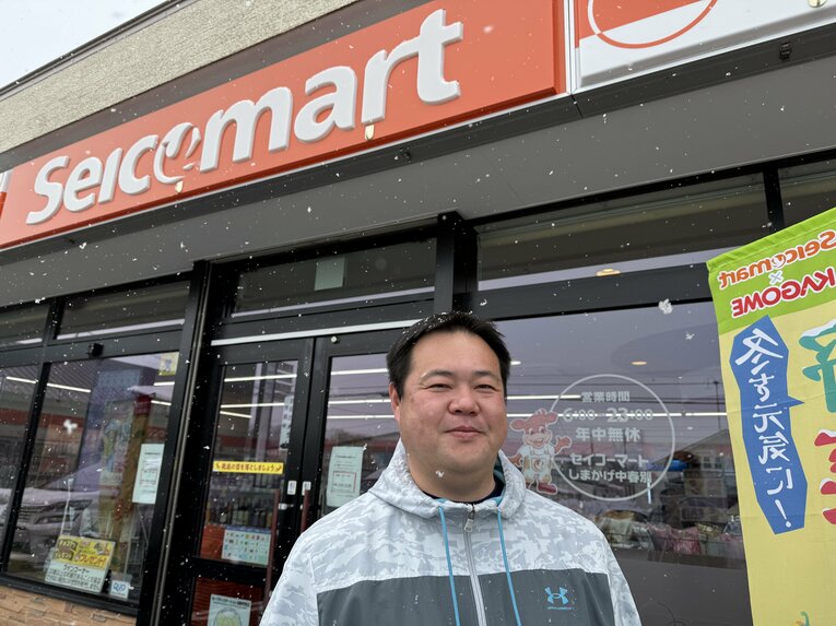 【1年後】現在の島影さん（今年2月撮影）。「セイコーマート」を経営している ©Yuji Yanagawa