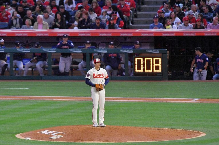 今シーズンからMLBで導入されたピッチクロック。バックネットとバックスクリーンに時間をカウントする時計が表示され、試合の時間短縮につながっている ／ photograph by JIJI PRESS