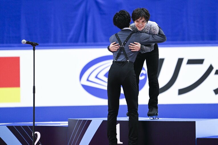 全日本選手権表彰式。2位の島田高志郎と抱き合う宇野　©Asami Enomoto