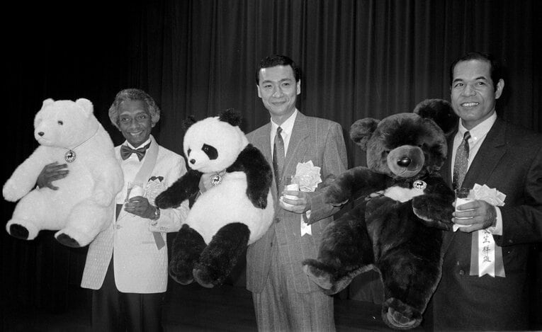 1987年12月、「ゆうもあ大賞」を受賞した久米宏（中央）。右は衣笠祥雄、左はアントン・ウィッキー ©JIJI PRESS