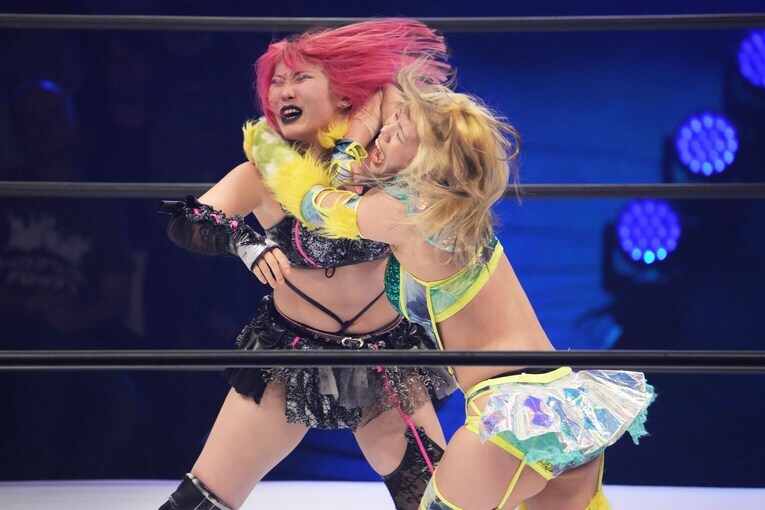 妹の吏南にエルボーを叩き込む羽南　©Masashi Hara