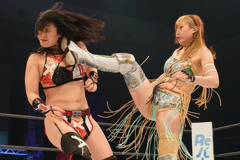 強烈なキックを浴びせる上谷沙弥