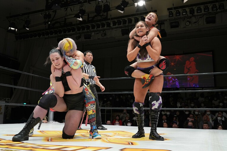 スリーパーホールドの競演を見せる高橋奈七永と山岡聖怜　©Essei Hara