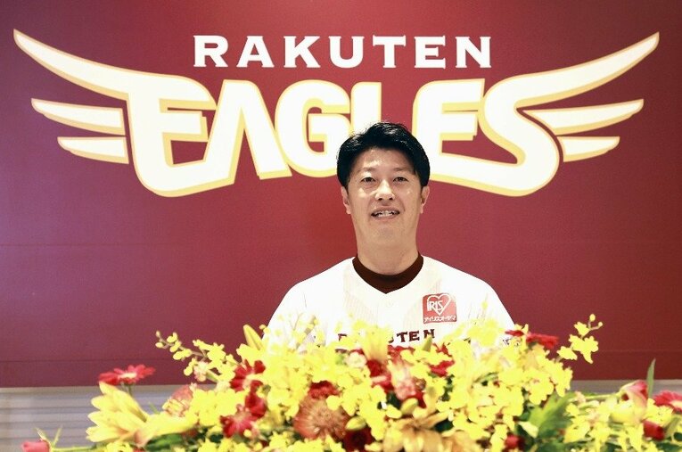 9月13日に現役引退の記者会見をした楽天・渡辺直人。今季からは一軍打撃コーチを兼務 ／ photograph by KYODO