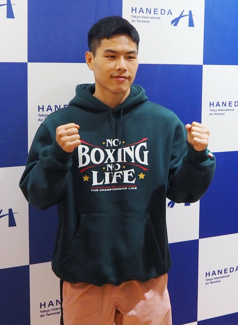 来日した時にキム・イェジュンが着ていたパーカには「NO BOXING NO LIFE」の文字がプリントされていた　©︎JIJI PRESS