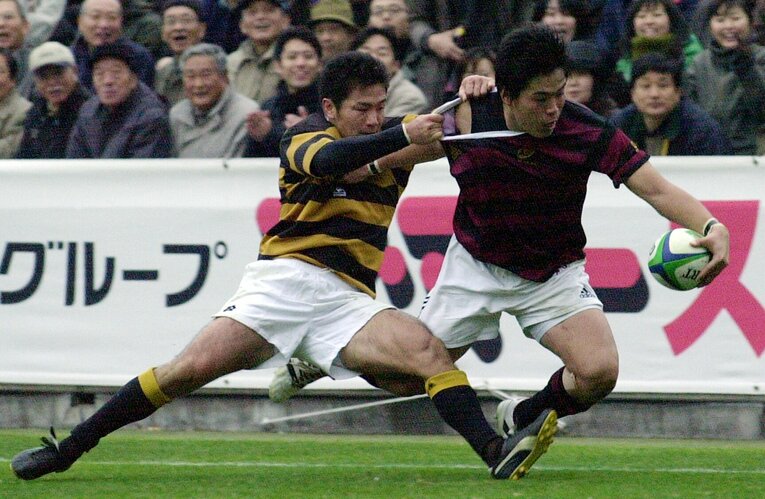 慶應大FB広瀬俊朗（左）を振り切り、トライを決める大田尾竜彦（2002年11月）