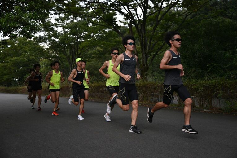 所沢キャンパス内で練習する早稲田大学競走部 ／ photograph by Satoshi Wada