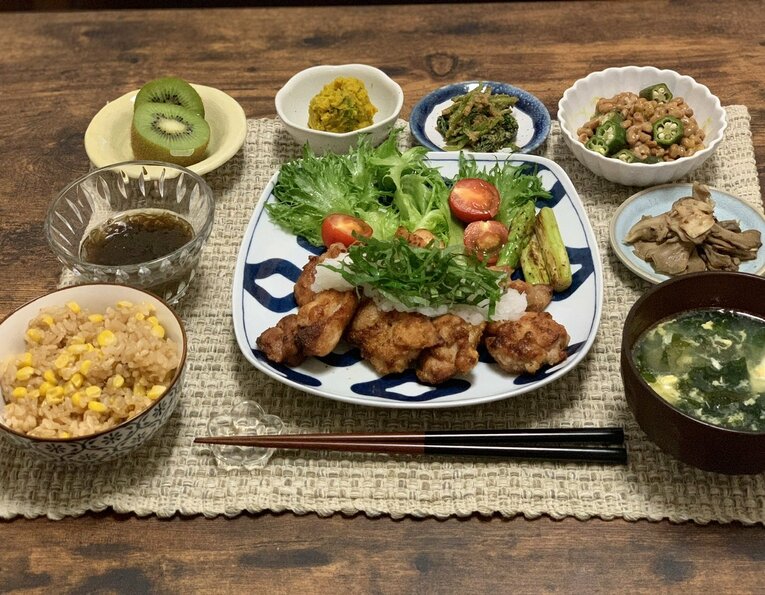 アスリートフードマイスターの資格を取得し、食事の面でも夫をしっかりサポートする藤阪さん。食卓にはバランス良いメニューが並ぶ（全4枚中の4枚目）※藤阪さん提供