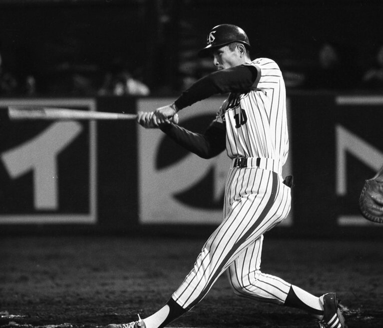 現役時代の伊勢孝夫のバッティング　©Sankei Shimbun