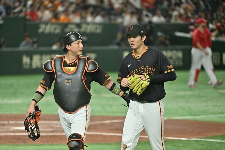 高橋礼をリードした捕手の小林誠司　©︎Hideki Sugiyama