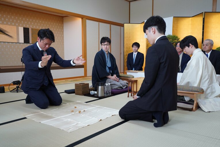 棋聖戦第1局の振り駒　©日本将棋連盟