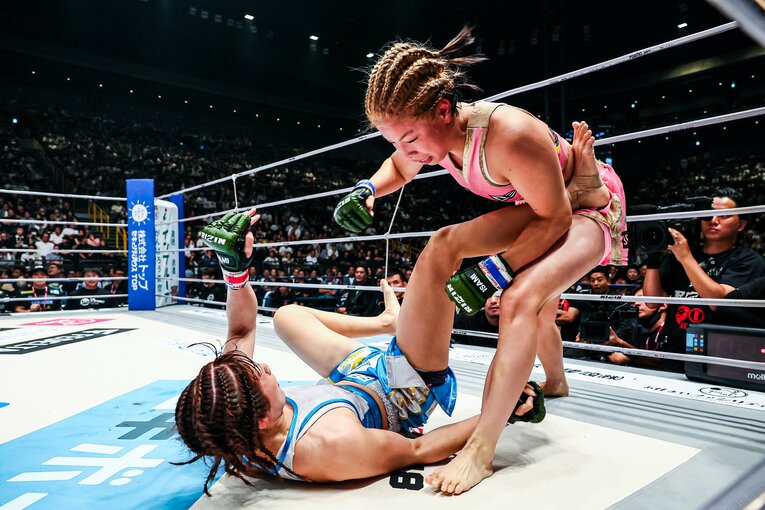 3ラウンド、“カンナ”コールの中で渾身のパウンドを振り下ろす浅倉　©RIZIN FF Susumu Nagao