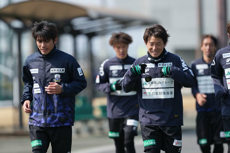 今季から主将に就任したMF柏木陽介（左）との共演にも期待したい　©︎Akito Iwamoto