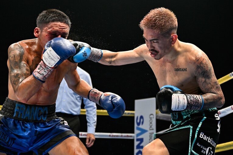 井岡一翔は後退することなくジョシュア・フランコと打ち合った　©Hiroaki Yamaguchi