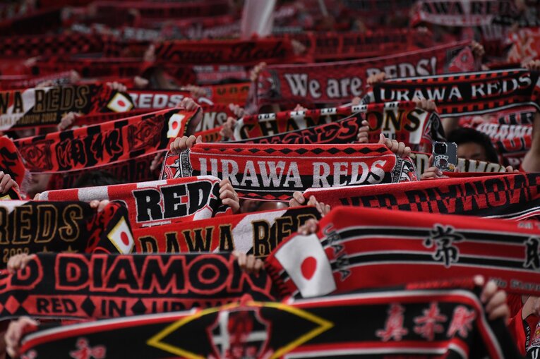 タオルマフラーを掲げる浦和レッズサポーター