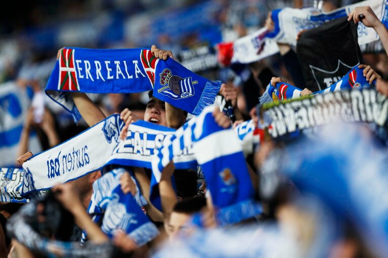 「久保建英がスペイン紙の一面に！」子供サポ「タケが決めるよ」予言通りマドリーを圧倒“ソシエダの熱狂”は翌日も…カメラマンは見た(104)