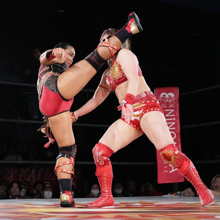 Sareeeの腕を取って至近距離でハイキックを放つ里村明衣子　©Essei Hara