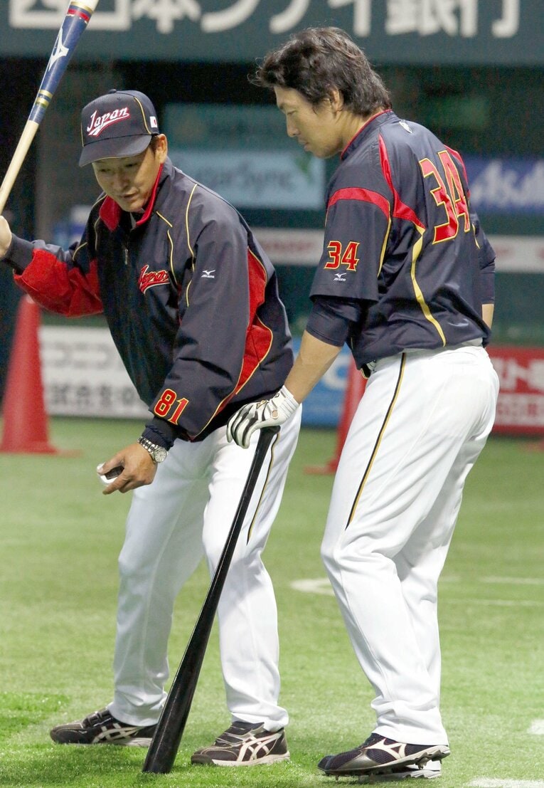 2013年、WBC日本代表で。立浪和義コーチ（左）から指導を受ける長野　©KYODO