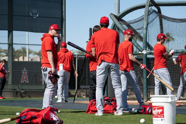 トラウトと会話する大谷　©Nanae Suzuki