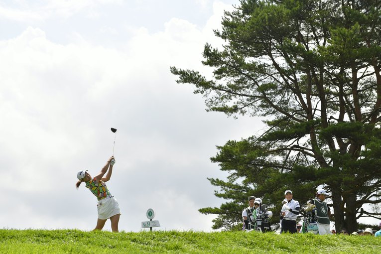 2019年NEC軽井沢72ゴルフトーナメントでの渋野のショット　©Takuya Sugiyama