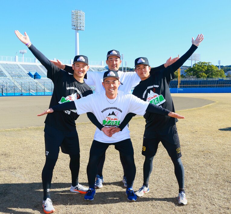 合同自主トレでポーズを決める阪神・岩崎優（後列中央）、（左から）及川雅貴、桐敷拓馬、高橋遥人、桐敷拓馬　©️SANKEI SHIMBUN