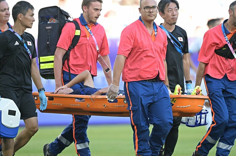 担架で運ばれる際には顔を覆った（全4枚中の4枚目）　©Takuya Kaneko/JMPA