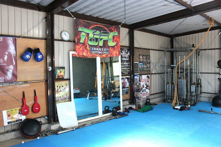 ガレージを改築した手作り感満載のプライベートジム　©Number Web