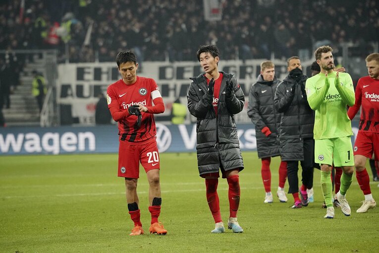 23年2月の鎌田と長谷部らフランクフルトイレブン　©DPA／JIJI PRESS