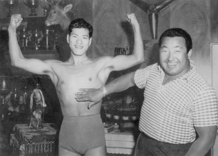 1960年の猪木と力道山　©Getty Images