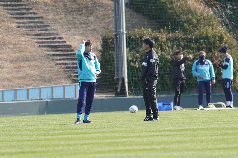 遠藤と横内新監督の“緊急会談” ©Atsushi Iio