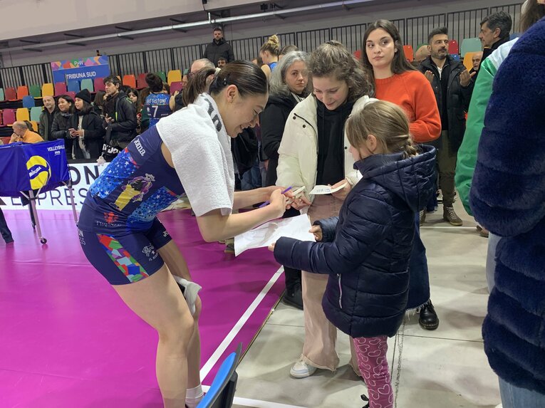 応援に駆けつけた少女に笑顔でサインする石川真佑　©︎Noriko Yonemushi