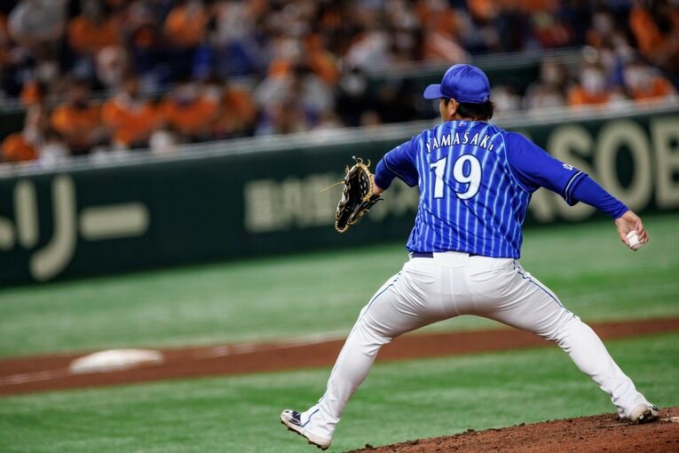 6月21日、巨人戦で登板する山﨑　©Kiichi Matsumoto