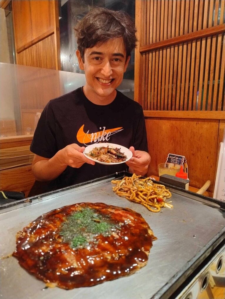大阪でお好み焼きを食べてニッコリ　※本人提供