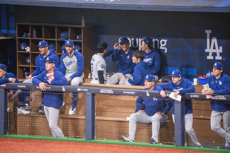 ベンチの様子（多数）。水原通訳の姿も　©Nanae Suzuki