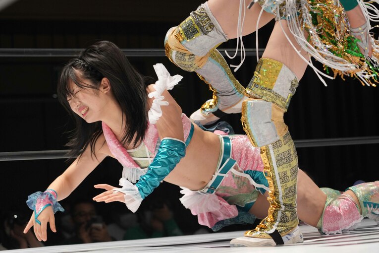 蹴りつけられる玖麗さやか　©Essei Hara