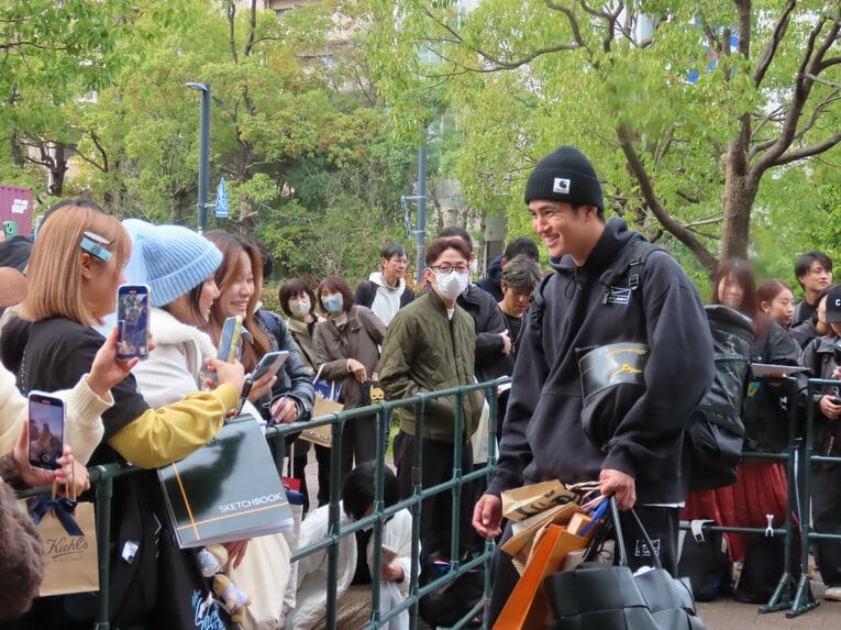 ファンに応える高橋　©Kou Hiroo