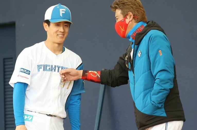 キャンプ中に新庄監督から言葉をかけられる北山亘基。ニックネームは「教授」 ／ photograph by Sankei Shimbun