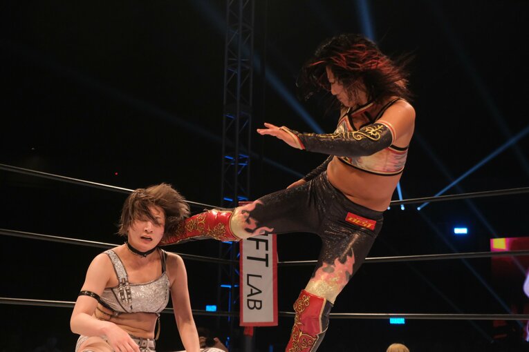 水着グラビアも披露のアイドル路線から急転換…素顔は“オラオラ”、スターダムのベルトも獲得した岩田美香の渇望「総合格闘技かキックにも」(30)