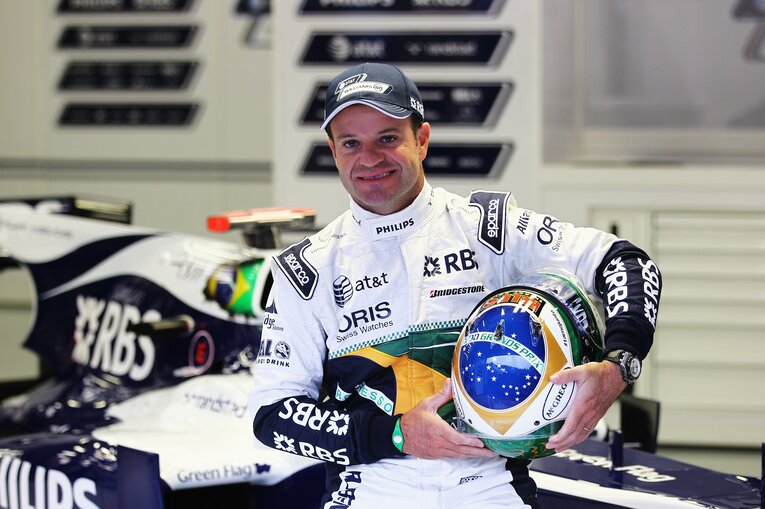 2010年ベルギーGPで記念撮影するバリチェロ　photograph by Getty Images