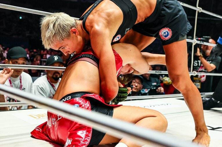 組み技だけでなく、ヒザ蹴りなど積極的な打撃を繰り出し続けたクジュティナ　©RIZIN FF Susumu Nagao