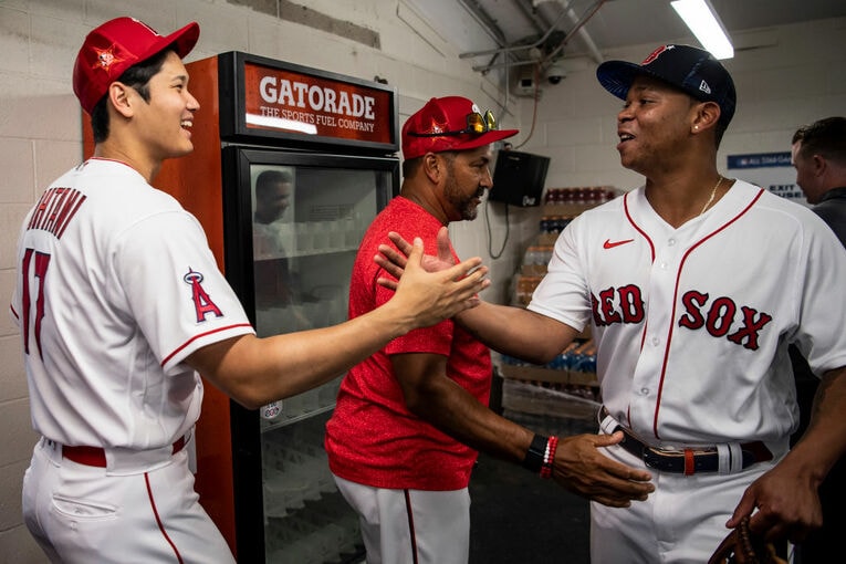 デバースと握手　©Getty Images