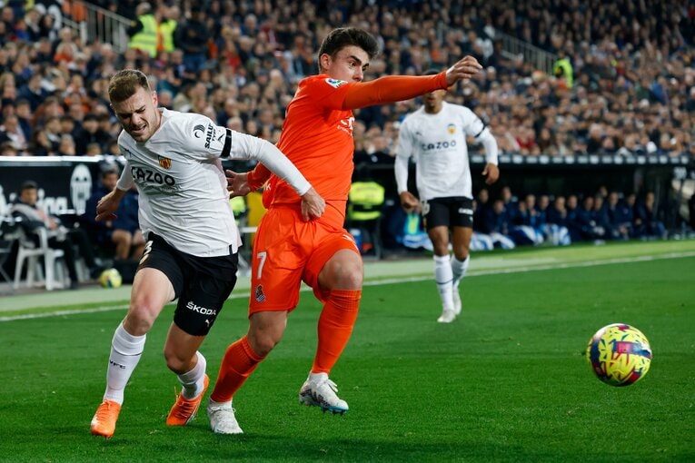 〈久保建英ソシエダ月間MVP〉敵地で憎まれるのは名が知れた証拠だが…「クボへの徹底マーク」と“1枚も撮れなかったシーン”とは(58)