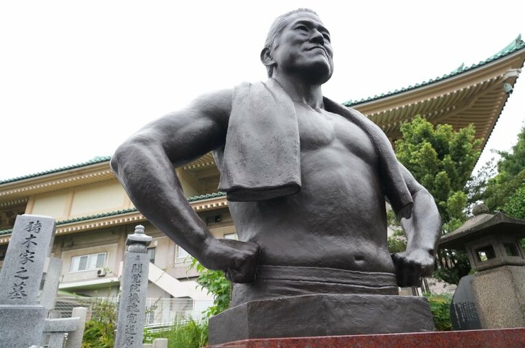 横浜市鶴見にある總持寺に設置された「燃える闘魂　アントニオ猪木之像」。威風堂々たる佇まいは、在りし日の猪木にそっくりだ ／ photograph by Essei Hara