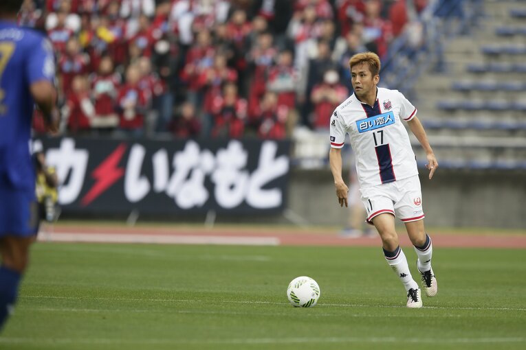 2016年、コンサドーレ札幌でプレーする稲本潤一　©Kiichi Matsumoto
